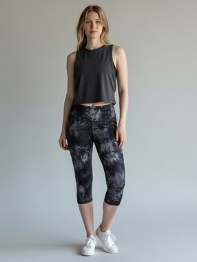 Tie-Dye Black & Gray Capri Leggings